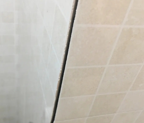徽州瓷砖空鼓维修公司分享阳台瓷砖脱落的修复过程可以分为以下几个步骤