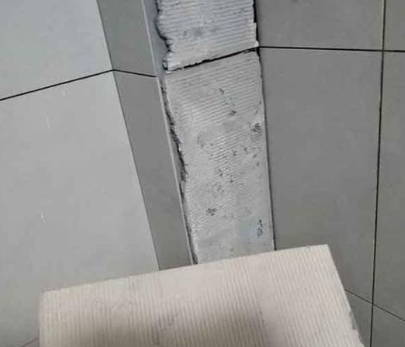 徽州瓷砖空鼓维修公司分享下厨房瓷砖脱落的补救措施。